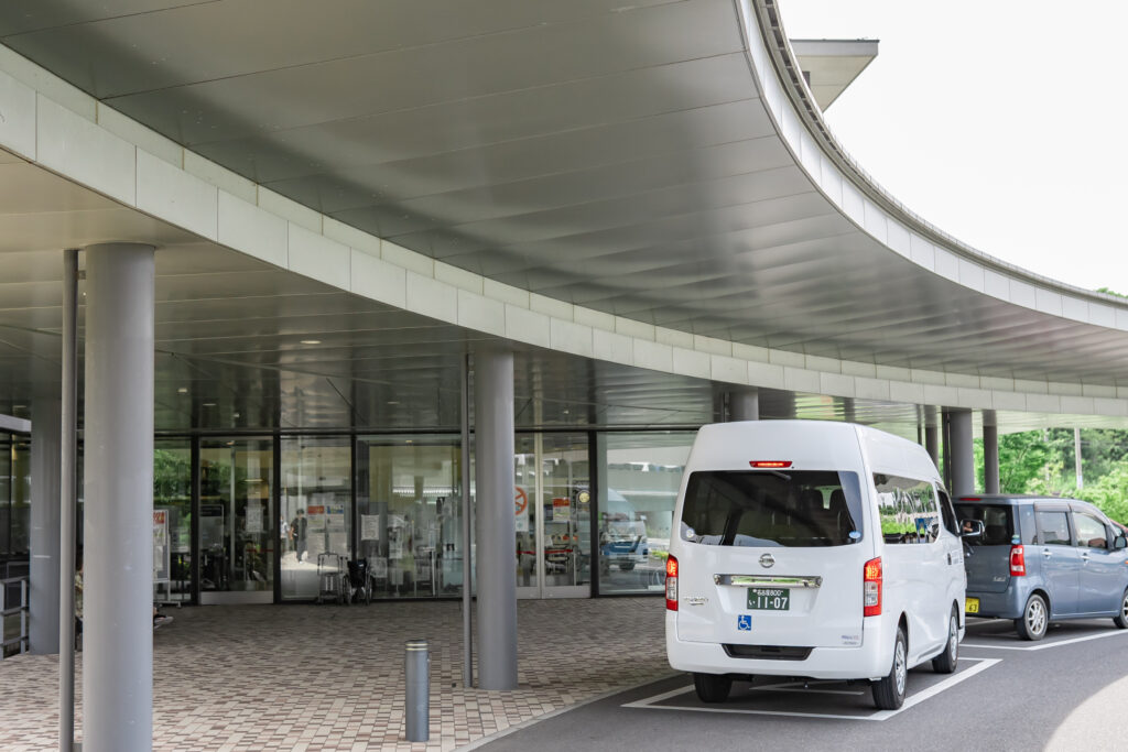 常滑市民病院で待機する介護タクシー
